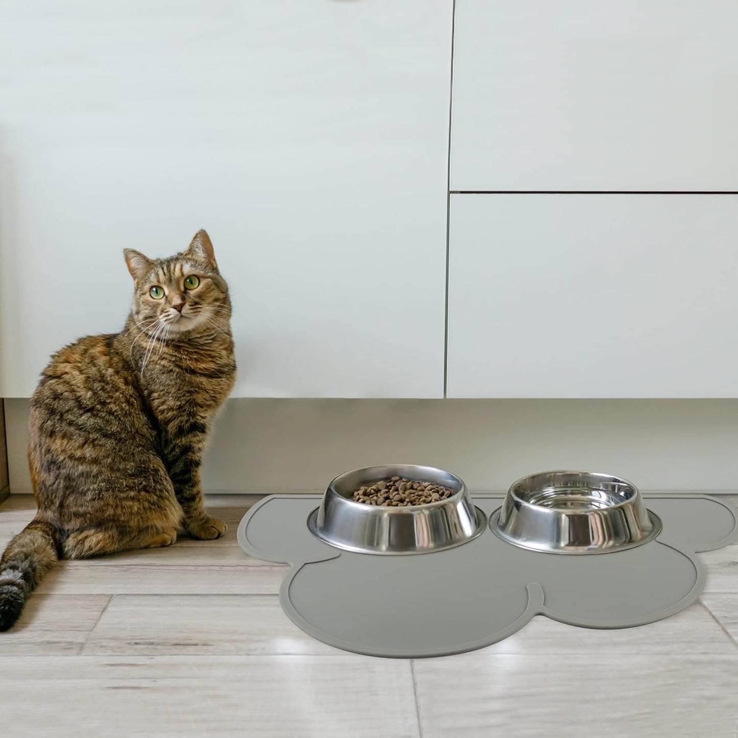 Pet Feeding Mat – Non-Slip Waterproof Silicone Placemat for Dogs & Cats